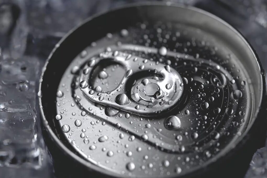 aluminum soda can lid cover soft drink ice close up - Hem