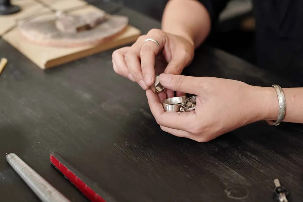 jeweler checking silver rings - lasergraveringsmaskin för metall