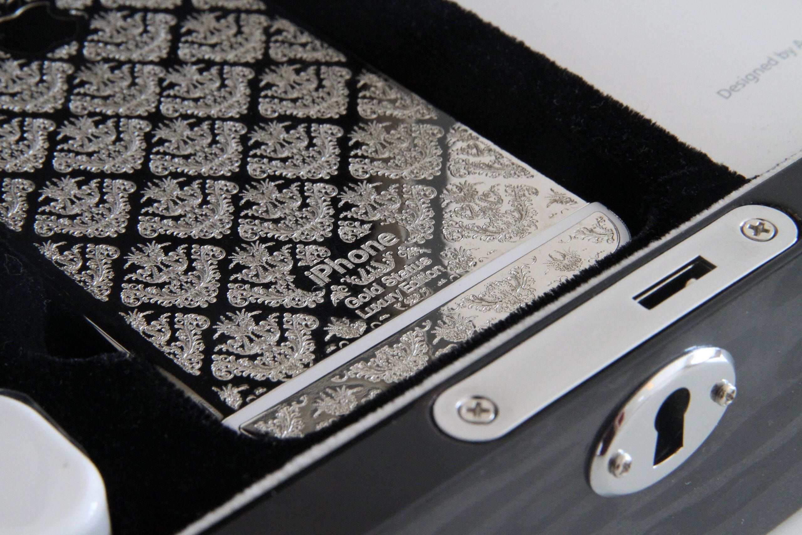 laser engraved phone case scaled 1 - Metall-Lasergravierer